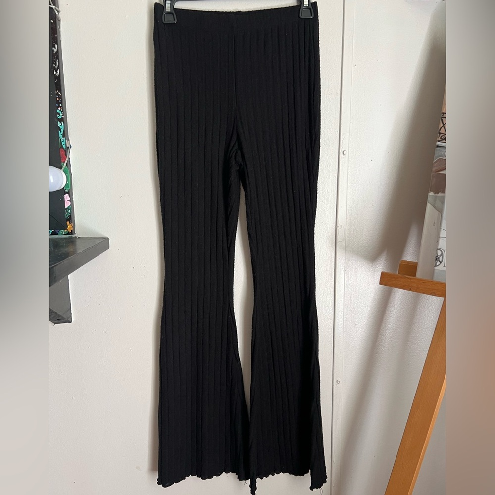 Black. Flared loose pants. Wit black tube top